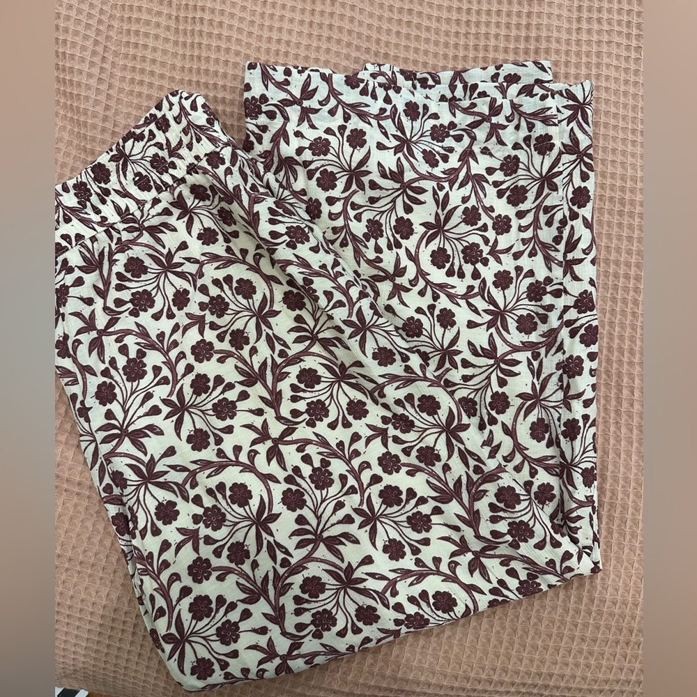 New! Abercrombie & Fitch Wide Leg Pull On Pant in Cream/Maroon Floral, Medium